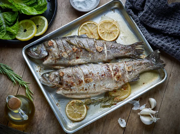 Сковородка из запеченных рыб — стоковое фото