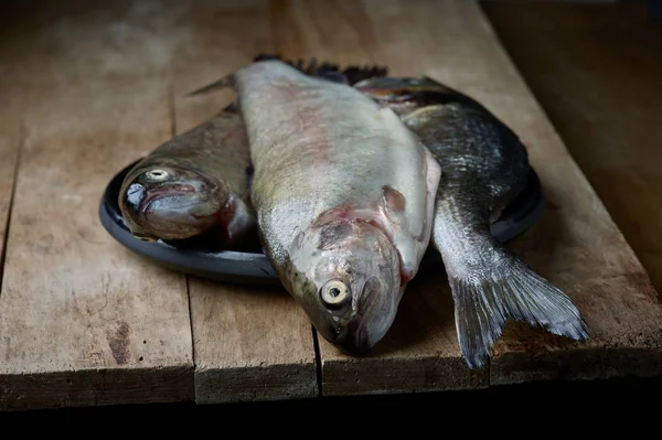 Свіжої сирої риби — стокове фото