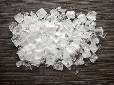 ahşap masa üzerinde buz küpleri