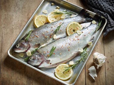 iki çiğ alabalık balığı