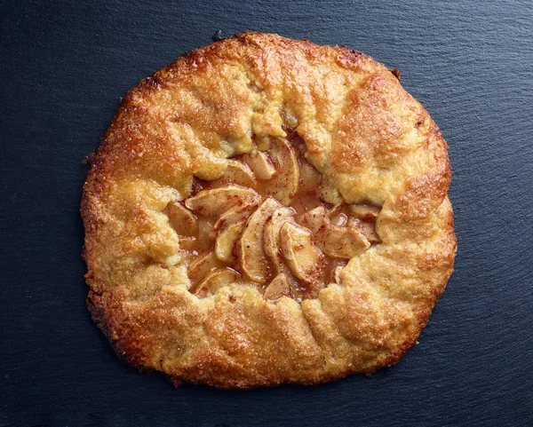 Свіжоспечений французький яблучний тарт — стокове фото