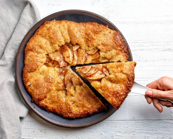 Свіжоспечений французький яблучний тарт — стокове фото