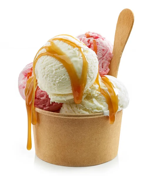 Мороженое в бумажной чашке — стоковое фото