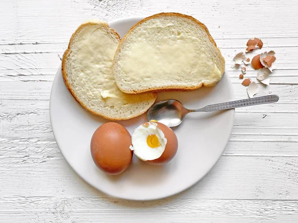 Œufs Durs Pain Beurre Sur Assiette Blanche Vue Sur Dessus — Photo