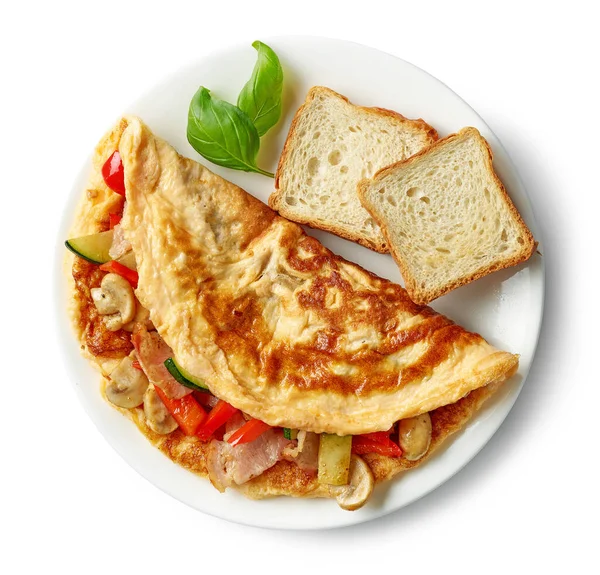 Omelete Recheado Com Legumes Bacon Placa Branca Isolada Fundo Branco — Fotografia de Stock