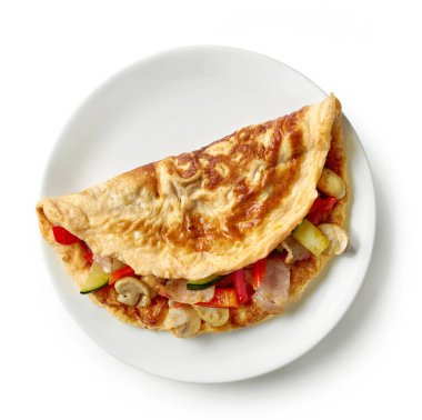 Beyaz arka planda izole edilmiş, sebze ve domuz pastırması ile doldurulmuş omlet.
