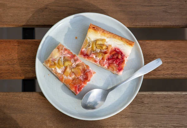 Plate Freshly Baked Rhubarb Cake Wooden Table Top View — Stock Photo, Image