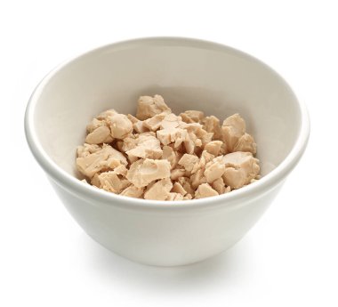 Beyaz arka planda izole edilmiş bir kase maya.