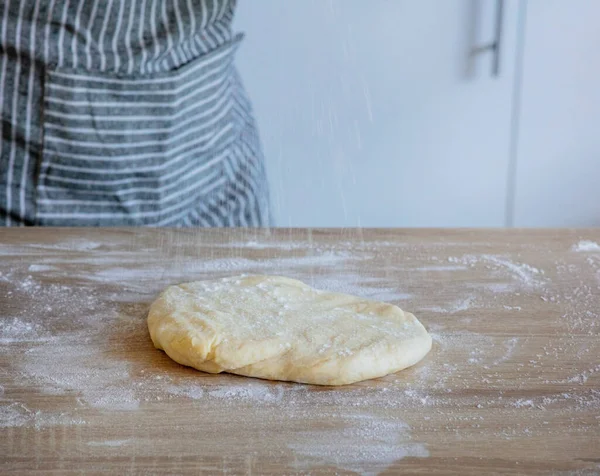 Farina Cade Sulla Pasta Lievito — Foto Stock