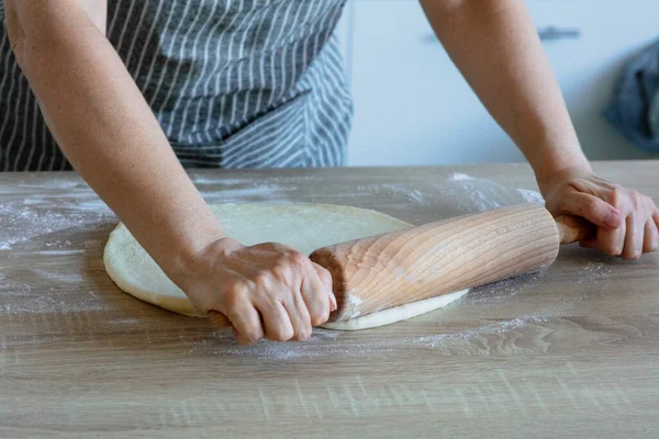 Extender Masa Levadura Con Rodillo Masa Madera —  Fotos de Stock