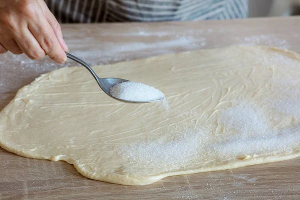 Cukier Jest Wylewany Ciasto Drożdżowe Proces Robienia Słodkich Bułek — Zdjęcie stockowe