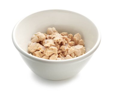 Beyaz arka planda izole edilmiş şeker dolu bir kase maya.