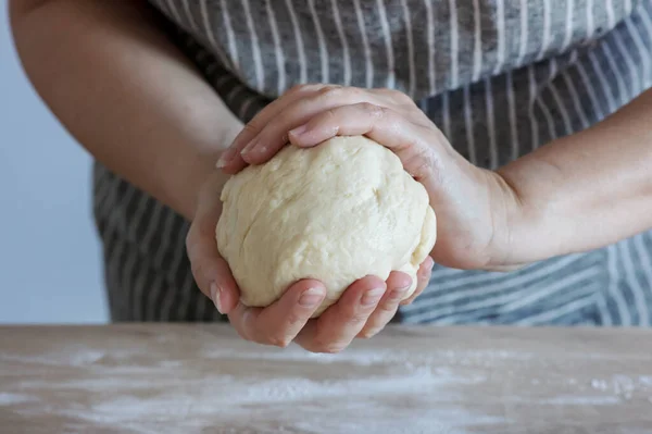 Hefeteig Und Menschliche Arme Selektiver Fokus — Stockfoto