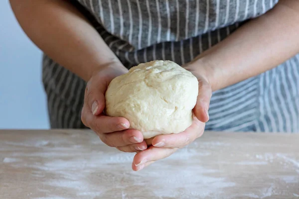 Pasta Lievitata Braccia Umane Attenzione Selettiva — Foto Stock