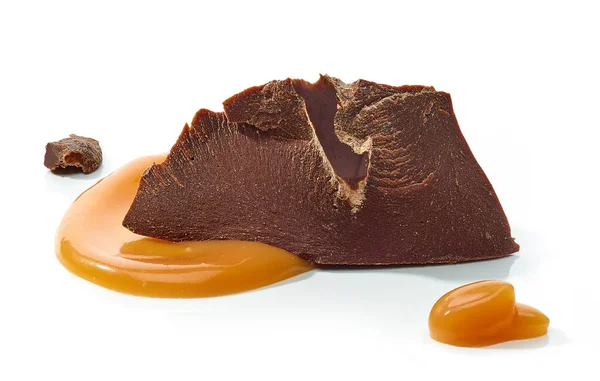 Trozos Chocolate Con Salsa Caramelo Aislado Sobre Fondo Blanco — Foto de Stock