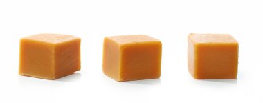 Beyaz arkaplanda izole edilmiş çeşitli karamel şekerleri