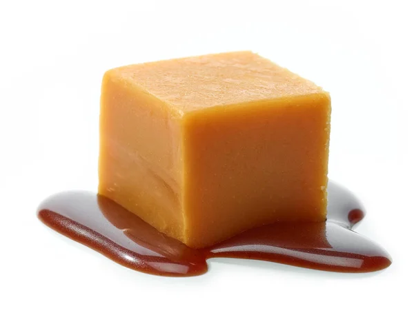 Cukierki Karmelowe Sosem Czekoladowym Izolowane Białym Tle — Zdjęcie stockowe