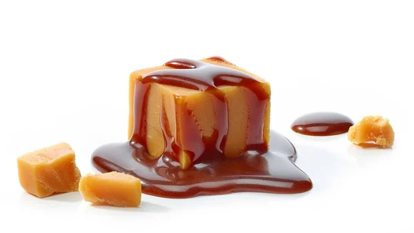 Bonbons Caramel Avec Sauce Chocolat Isolé Sur Fond Blanc — Photo