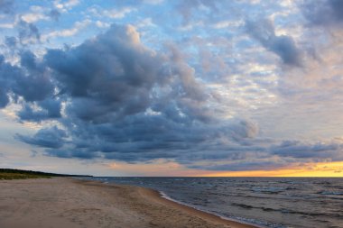 Denizin üzerinde renkli gün batımı ve güzel bulut manzarası
