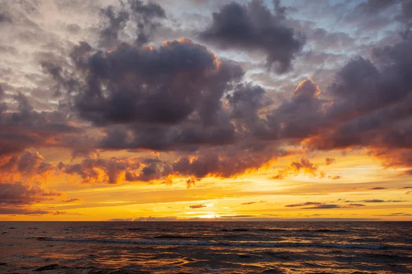 Πολύχρωμο Ηλιοβασίλεμα Πάνω Από Θάλασσα Και Όμορφο Τοπίο — Φωτογραφία Αρχείου