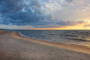 Denizin üzerinde renkli gün batımı ve güzel bulut manzarası