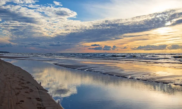 Kleurrijke Zonsondergang Boven Zee Prachtig Wolkenlandschap — Stockfoto