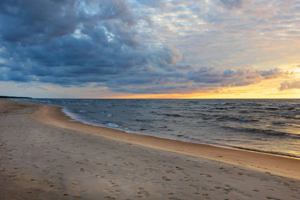 Pôr Sol Colorido Sobre Mar Bela Paisagem Nublada — Fotografia de Stock