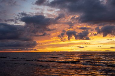 Denizin üzerinde renkli gün batımı ve güzel bulut manzarası
