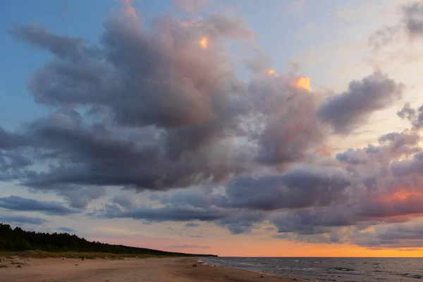 Kleurrijke Zonsondergang Boven Zee Prachtig Wolkenlandschap — Stockfoto