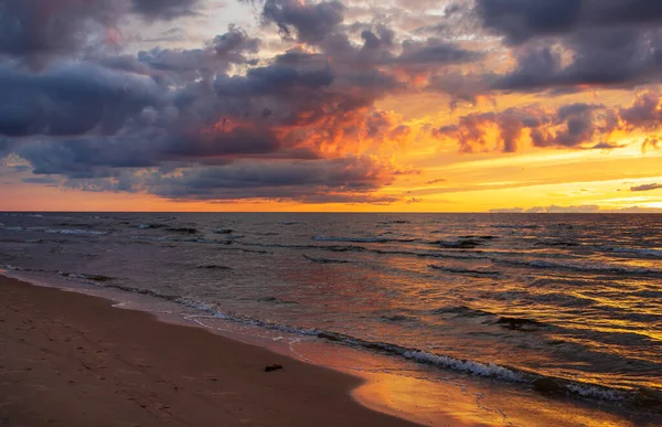 Coucher Soleil Coloré Sur Mer Beau Paysage Nuageux — Photo