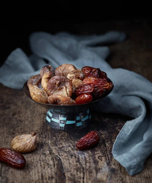 Kom Gedroogde Vijgen Dadels Oude Rustieke Houten Tafel — Stockfoto