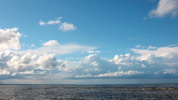 拥有美丽白云的波罗的海风景 — 图库照片