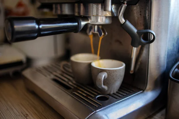 Koffiezetapparaat Maakt Espresso Koffie Huishoudelijke Keuken Selectieve Focus — Stockfoto