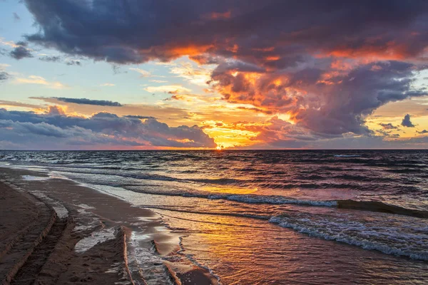 Coucher Soleil Coloré Sur Mer Beau Paysage Nuageux — Photo