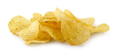 Beyaz arka planda izole edilmiş patates cipsi yığını