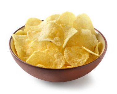Beyaz arka planda izole edilmiş patates cipsi kasesi.