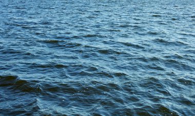 mavi dalgalı su yüzeyi arkaplanı