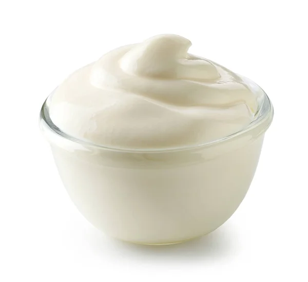 玻璃碗 用搅拌酸奶油酸奶制成 在白色背景上分离 — 图库照片