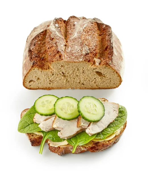 Бутерброд Курячим Ясом Огірком Ізольовано Білому Тлі — стокове фото