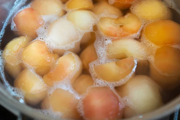 Topf Mit Geschälten Gekochten Äpfeln Einem Zuckersirup — Stockfoto