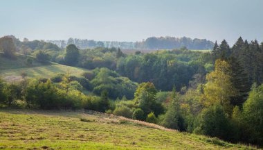 Günbatımında güzel barışçıl sonbahar manzarası