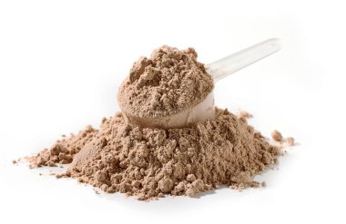 Beyaz arka planda izole edilmiş çikolata aromalı kahverengi protein tozu yığını.
