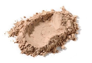 Beyaz arka planda izole edilmiş çikolata aromalı kahverengi protein tozu yığını.