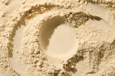 beyaz protein vanilya aromalı vegan tozu arkaplan, üst görünüm