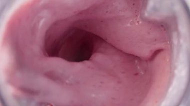 Sağlıklı kahvaltı içeceği, üst manzara, yavaş çekim için blender 'a çilek ve muz parçaları karıştırılmış taze süt.