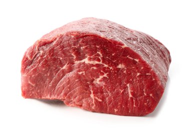 Beyaz arka planda taze çiğ et izole edildi