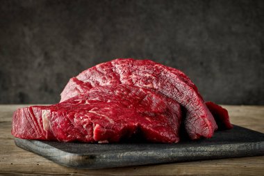 Tahta zeminde taze çiğ et dilimleri