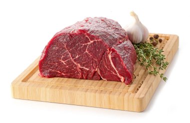 Tahta üzerinde kekik olan taze çiğ et beyaz arka planda izole edilmiş.