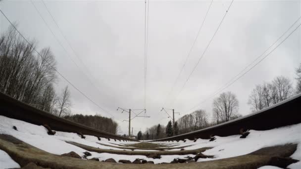 Vlak Zimě Pohled Zdola — Stock video