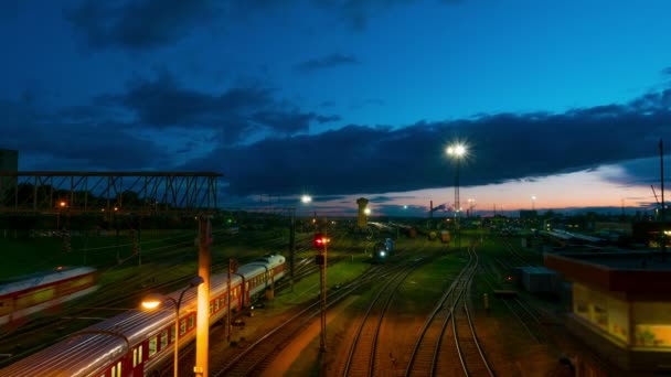 火车站在夜间 时间推移 — 图库视频影像